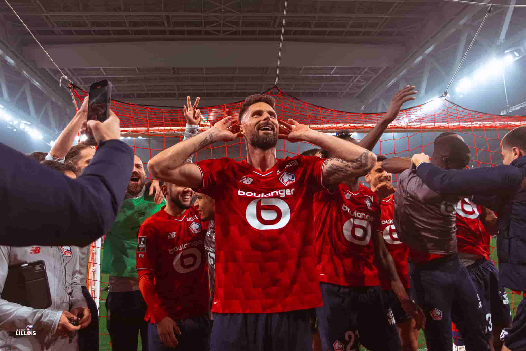 Olivier Giroud célèbre la victoire avec les supporters lillois après LOSC - RC Lens.