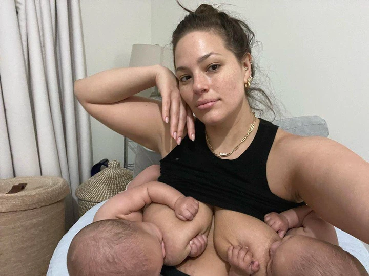 Ashley graham simultaneously breastfeeding her twin boys