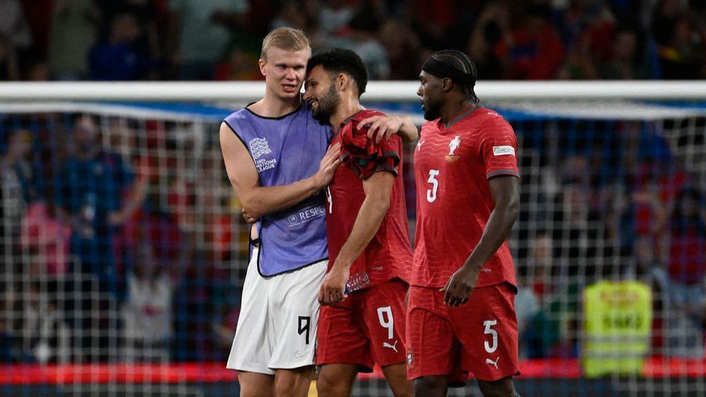 Gonçalo Ramos e Erling Haaland abraçam-se (Photo by Miguel RIOPA / AFP via Getty Images)