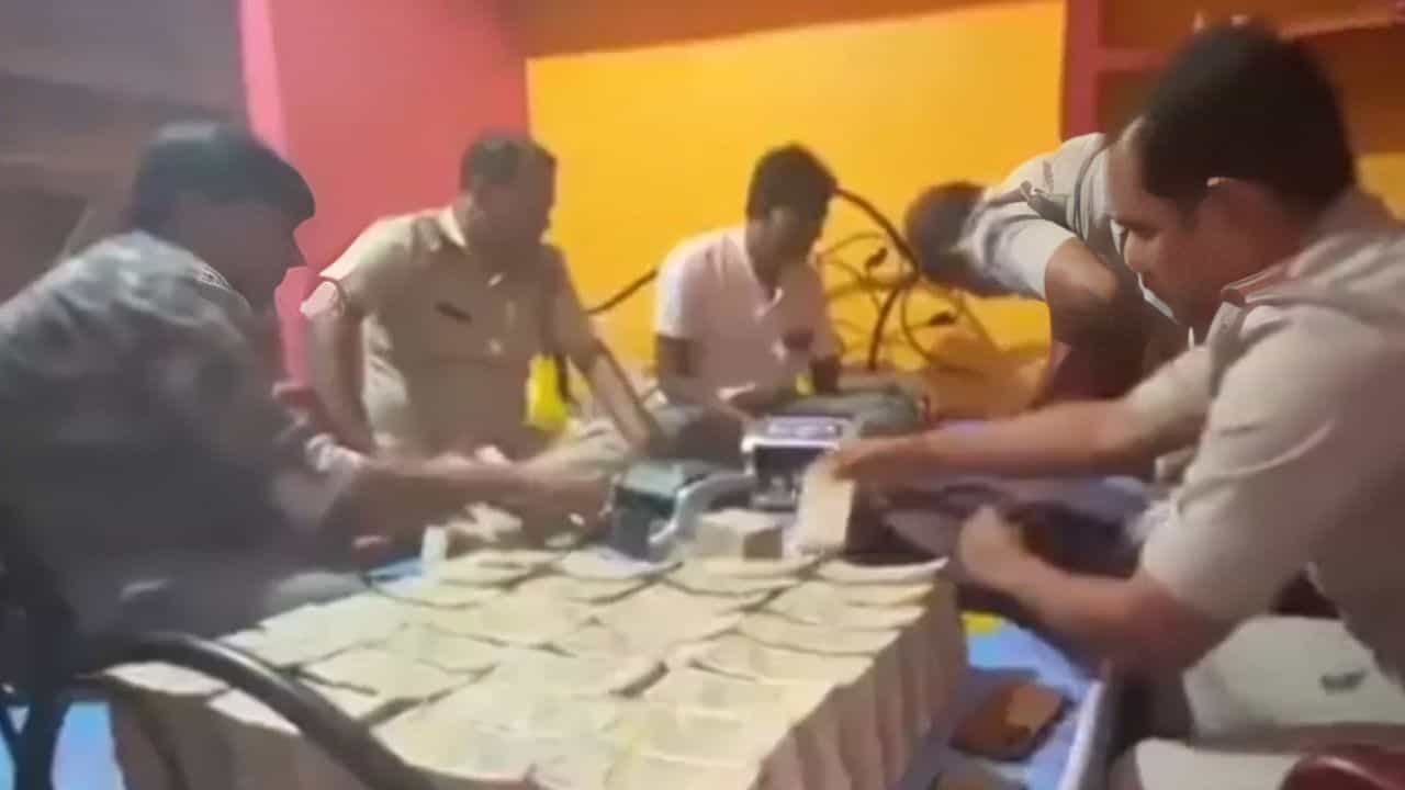 नोटों से भरी 35 बोरियां, सोने के बिस्किट... बस ड्राइवर के घर मिला इतना कैश, गिनते-गिनते फेल हो गईं 5 मशीनें