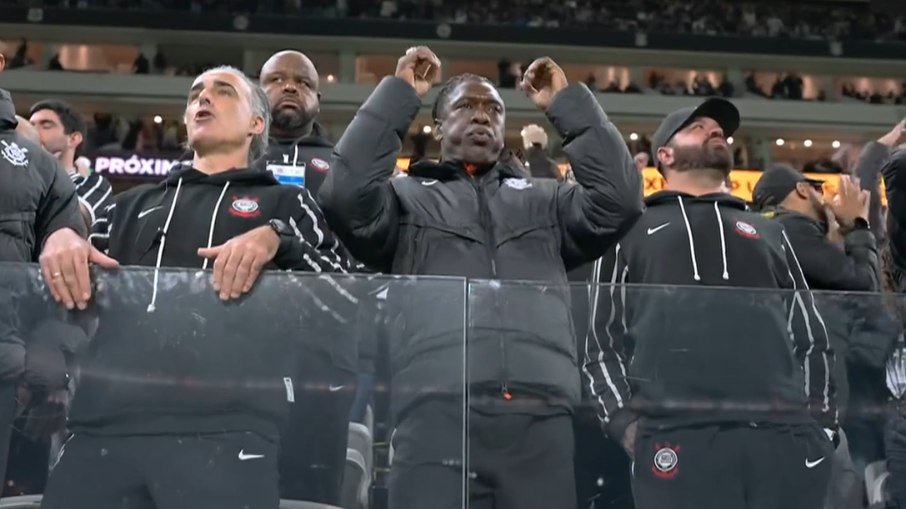 Clarence Seedorf reagindo ao jogo do Corinthians contra o Vitória