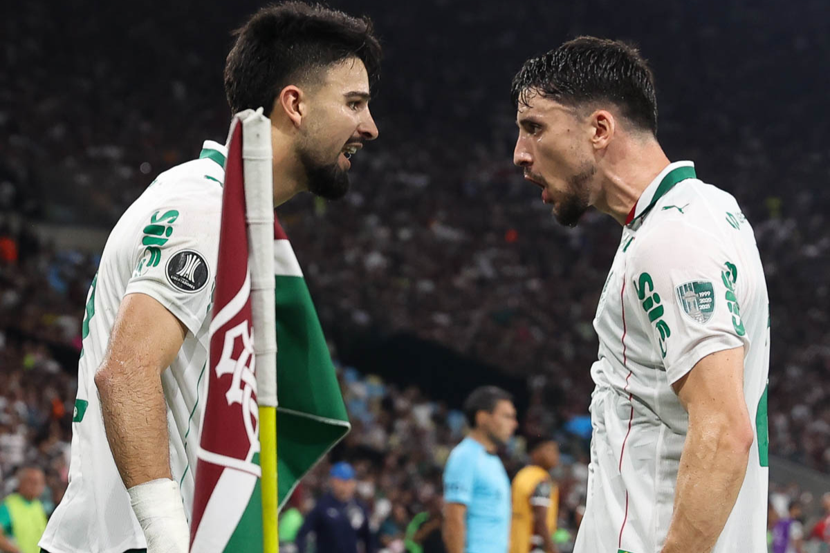 Dois jogadores do Palmeiras comemorando um gol
