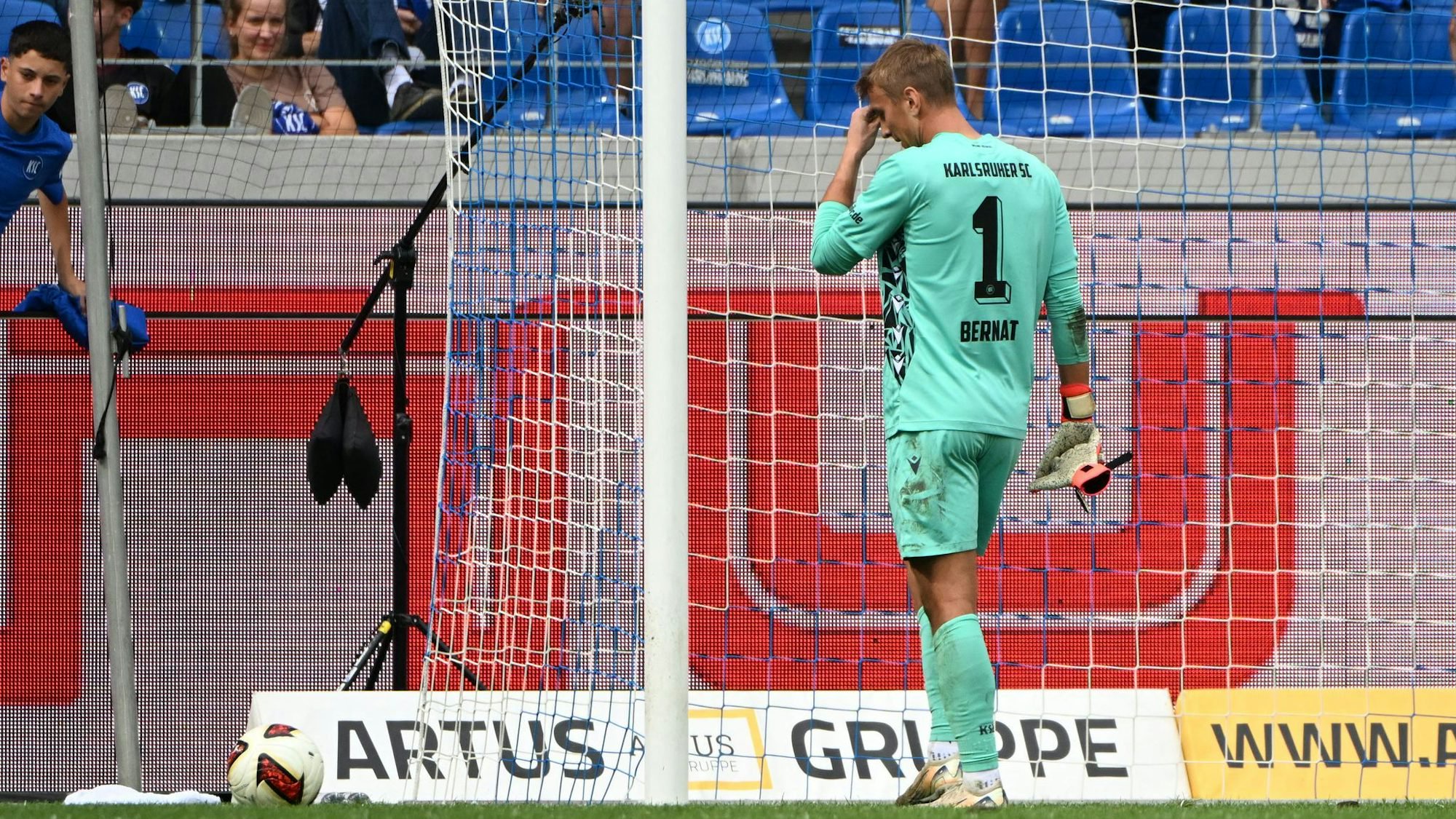 KSC-Torwart Hans-Christian Bernat leidet unter Rückenproblemen. (Archivbild)