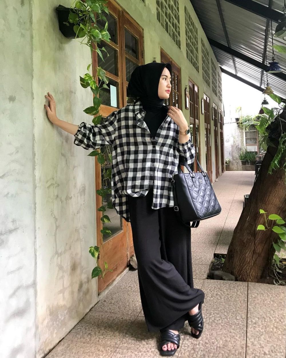9 Padu Padan Outfit Hitam ala Intan Ghazella, Tetap Girly!