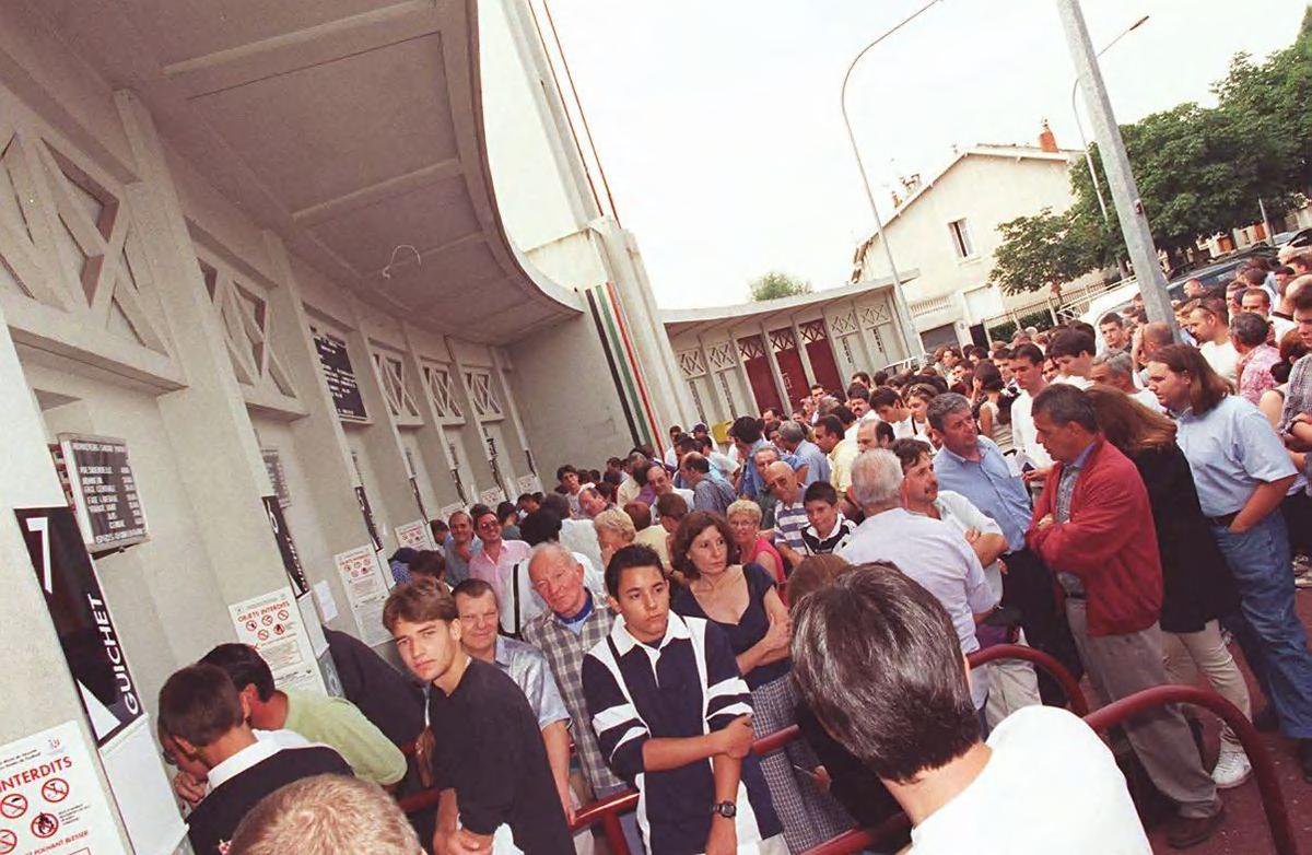 La file d’attente au Parc Lescure pour la vente des abonnements.