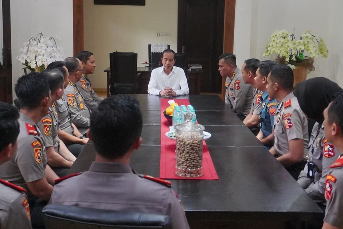 Peserta Didik Sekolah Staf dan Pimpinan Menengah (Serdik Sespimmen) Polri Pendidikan Reguler (Dikreg) ke-65 menemui Presiden ke-7 Joko Widodo (Jokowi) di Kediaman Jokowi, Jalan Kutai Utara, Kelurahan Sumber, Kecamatan Banjarsari, Kota Solo, Jawa Tengah, pada Kamis (17/4/2025).