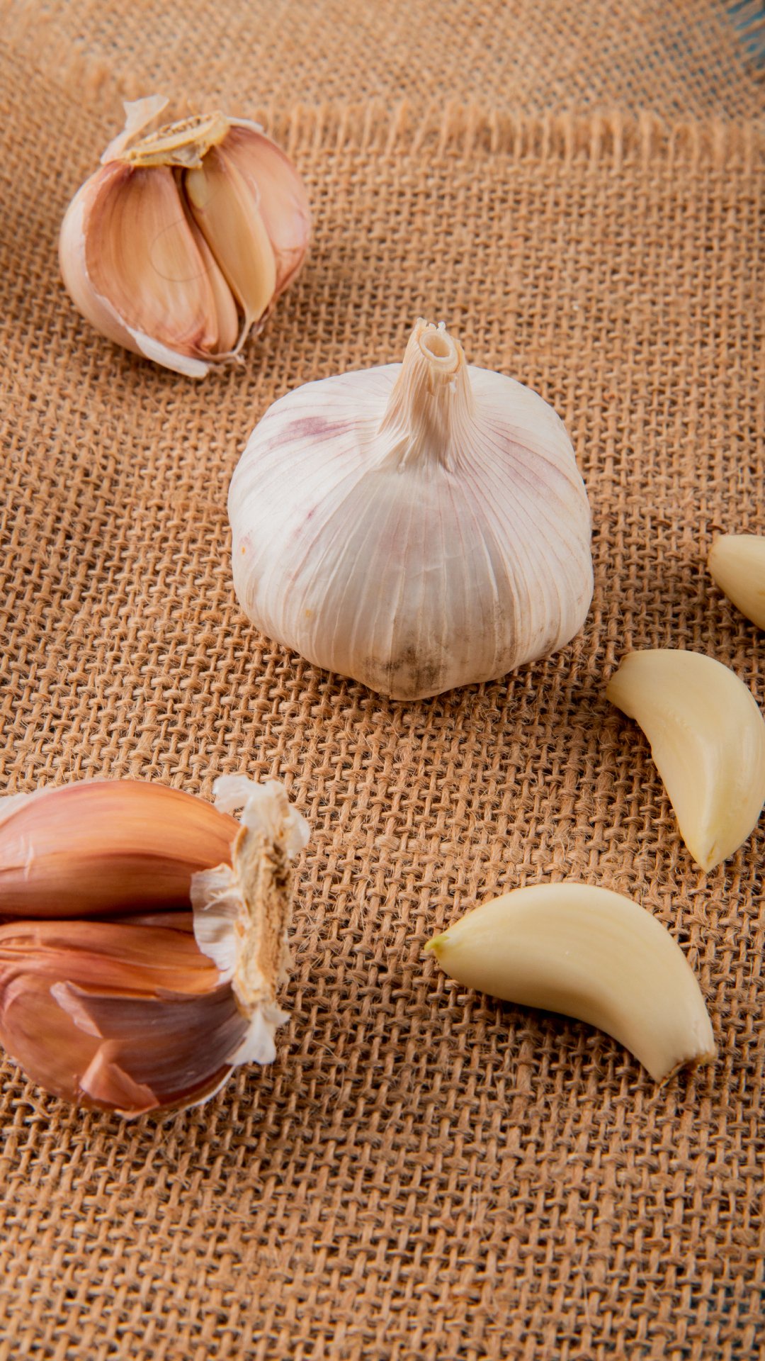 Antimicrobial Power: Garlic has natural antimicrobial properties, making it effective against certain bacteria, viruses, and fungi. Consuming it raw may help fend off infections and promote a healthy microbial balance in the body.