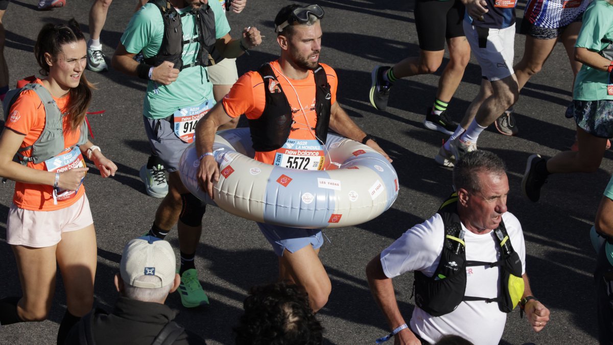 Certains coureurs se sont rafraîchis à Cassis une fois la course terminée. Ils étaient équipés...