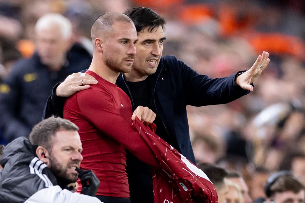 LIVERPOOL, ENGLAND - OCTOBER 28: Andoni Iraola manager of Liverpool gives instructions to Alexis Mac Allister of Liverpool during the Carabao Cup Fourth Round match between Liverpool and Chelsea at Anfield on October 28, 2026 in Liverpool, England. (Photo by Gaspafotos/MB Media/Getty Images)