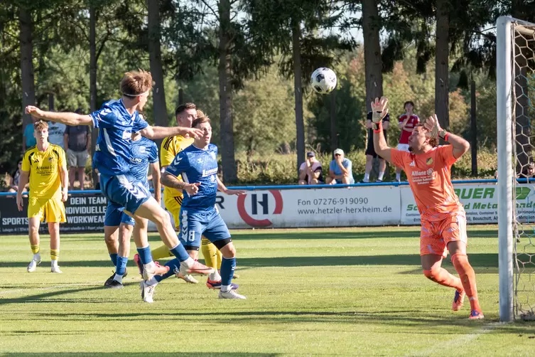 Marcel Meinzer (hier in der Bildmitte) steigt in Zeiskam zum Spielertrainer auf.