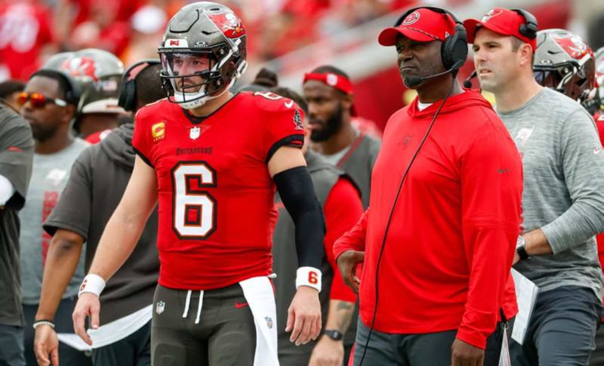 December 29, 2024, Tampa, Florida, USA: Tampa Bay Buccaneers quarterback Baker Mayfield 6 and head coach Todd Bowles, watch a game against the Carolina Panthers from the sidelines during the first quarter at Raymond James Stadium in Tampa on Sunday, Dec. 29, 2024. Tampa USA – ZUMAs70_ 0789854465st Copyright: xJeffereexWoox ©IMAGO/ZUMA Press Wire