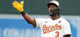 Orioles' Jorge Mateo forced to leave game after bizarre accident near on-deck circle with teammate