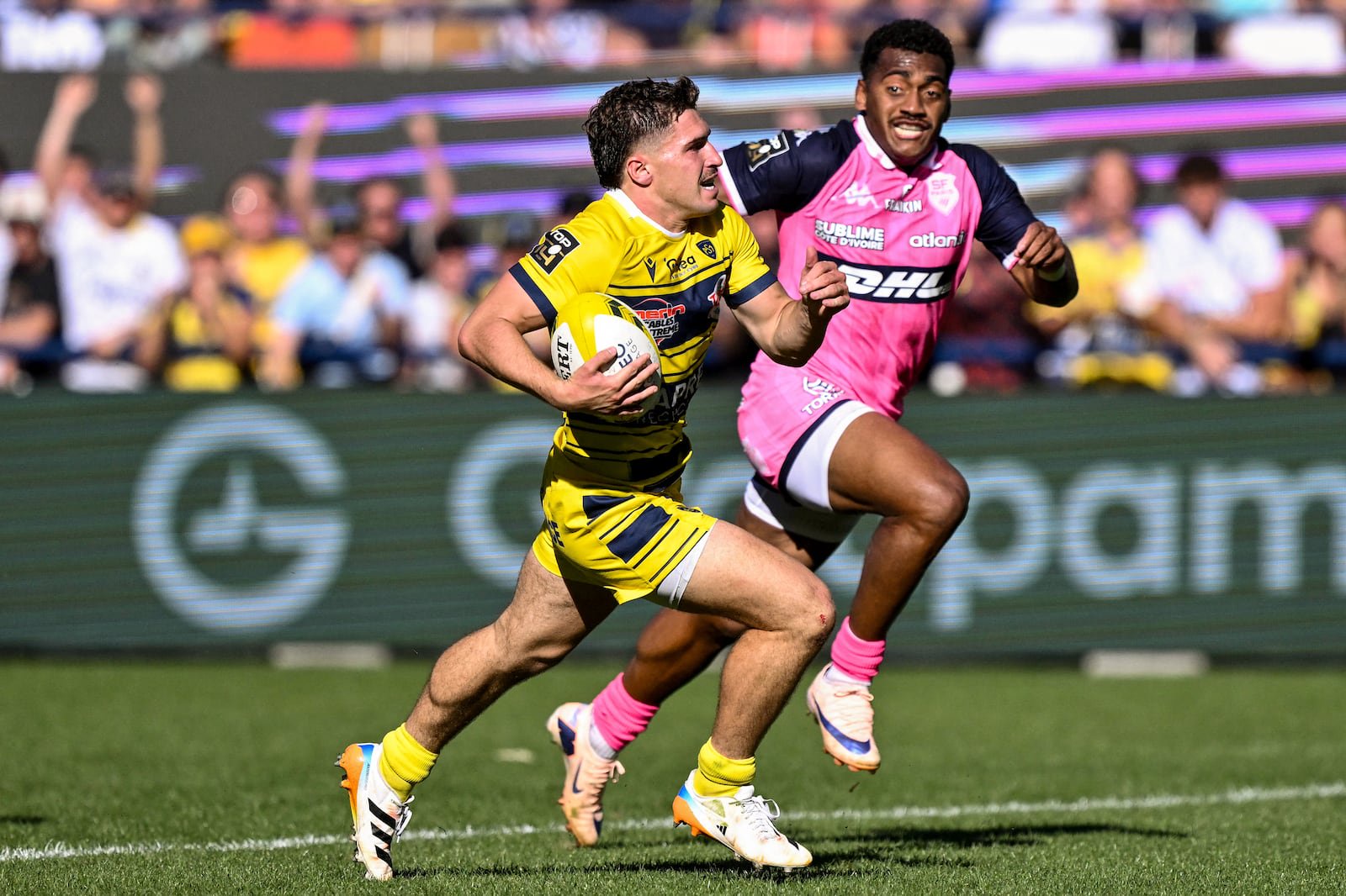 Clermont's scrumhalf Baptiste Jauneau runs with the ball past Stade-Francais centre Alivereti Duguivalu during the Top 14 match last month. Photograph: Jeff Pachoud/Getty