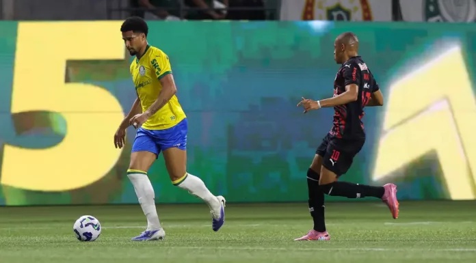 O jogador Murilo, da SE Palmeiras, disputa bola com Jhon Jhon, do Red Bull Bragantino, durante partida válida pela vigésima oitava rodada, do Campeonato Brasileiro, Série A, na arena Allianz Parque. (Foto: Cesar Greco/Palmeiras/by Canon)