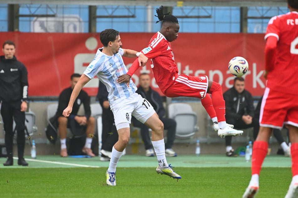 Cristian Leone (l.) und Richard Ajayi kämpfen um den Ball.