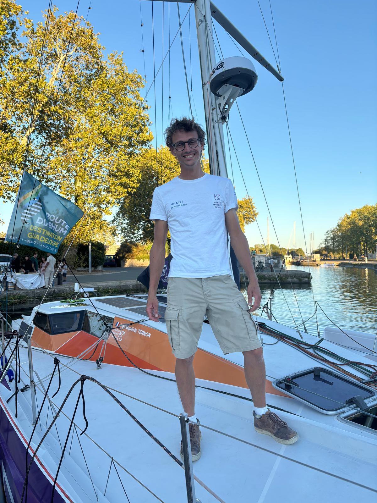 Pour Jean-Baptiste Ternon, ici au port de plaisance de Rochefort, la ville n’est pas qu’une simple escale, c’est le havre familial de toute sa tribu.