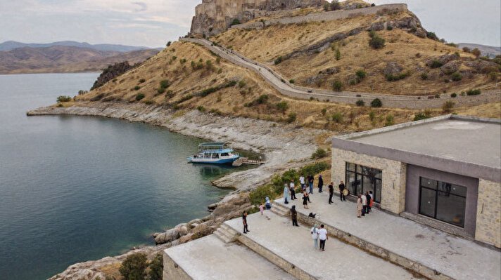 جولات القوارب.. متعة زيارة قلعة برتك التاريخية شرقي تركيا