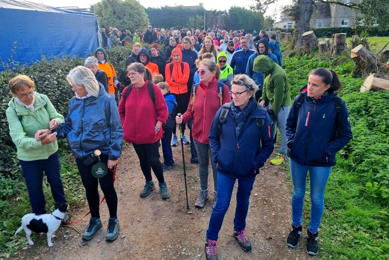 Les randonneurs s'apprêtent à s'élancer pour 8 km.