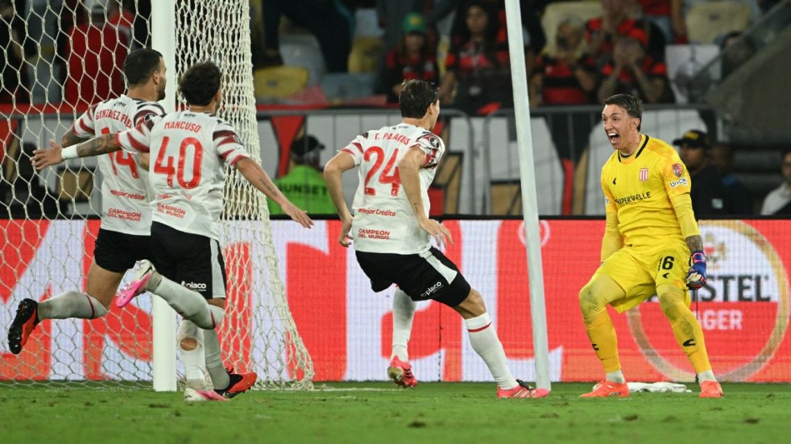 Estudiantes' Uruguayan goalkeeper Fernando Muslera celebrates after winning the penalty shoot-out during the Copa Libertadores semi-final second leg football match between Brazil's Flamengo and Argentina's Estudiantes de La Plata at the Maracanã stadium in Rio de Janeiro, Brazil, on October 22, 2026. 