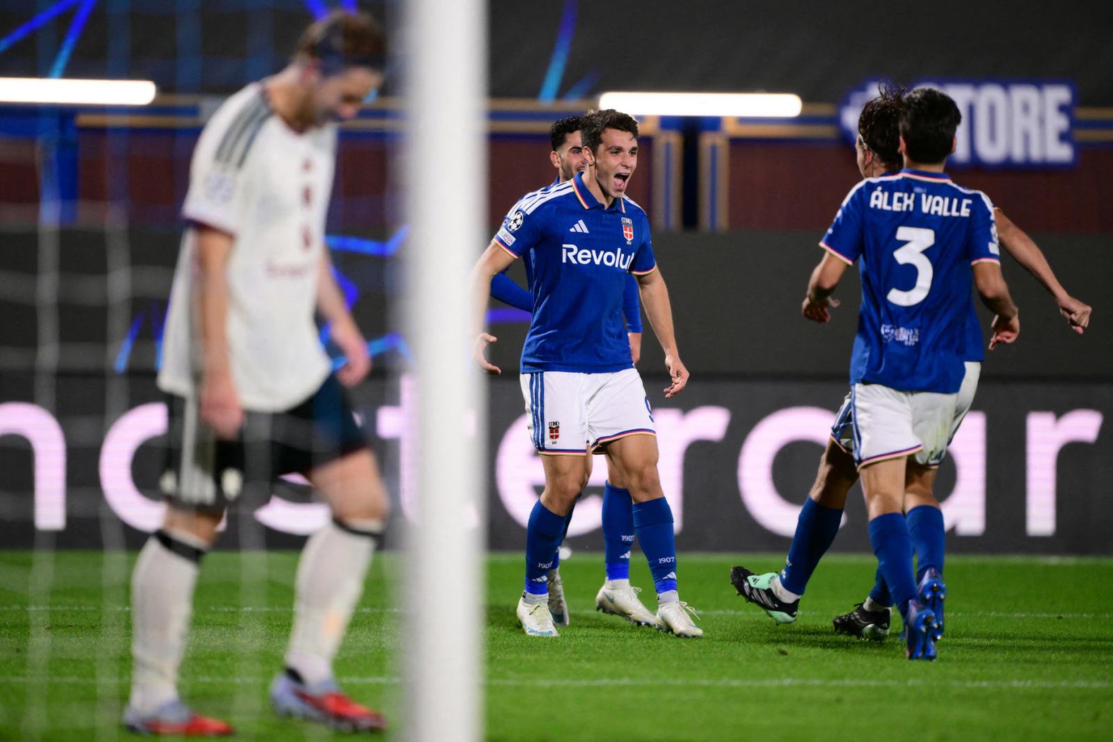 Como follow Man Utd thumping with victory in Serie A