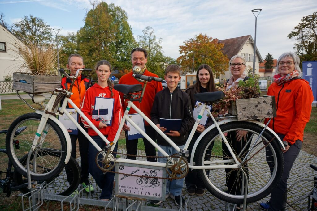 Bürgermeisterin Manuela Saß (2.v.r.) mit den diesjährigen Preisträgern des Stadtradelns_Foto_Stadt Werder (Havel)_fro