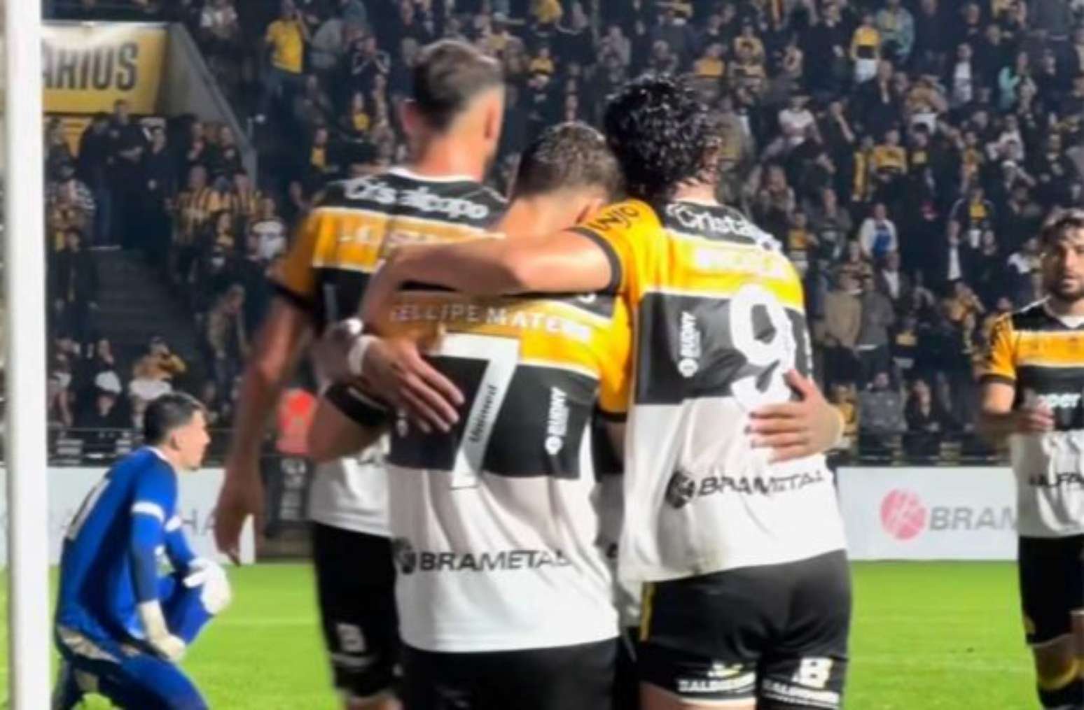 Fellipe Matheus comemora vitória do Criciúma –
