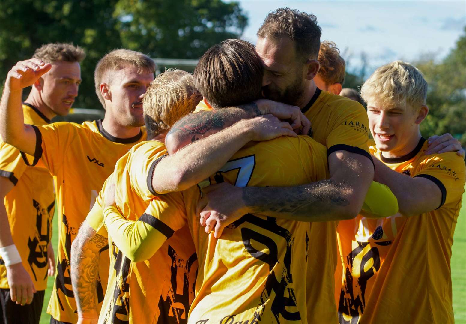 The Bashley squad celebrate Luke Delaney penalty against Horndean (Photo: Bashley)