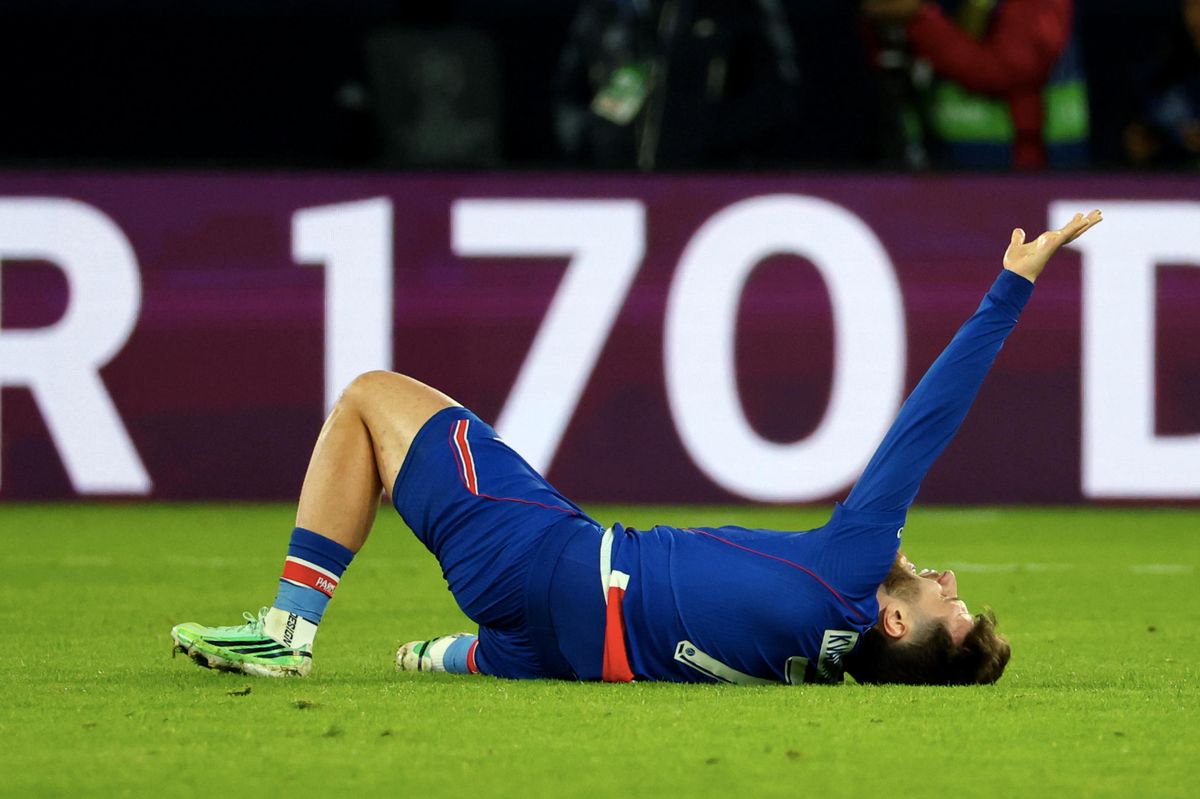  Khvicha Kvaratskhelia #7 of Paris Saint-Germain reacts after his injury during the UEFA Champions League 2026/27 League Phase MD3 match between Paris Saint-Germain and FC Barcelona at Parc des Princes on October 20, 2026 in Paris, France.