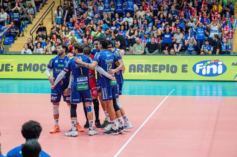 Jogadores do Vôlei Renata, de Campinas, celebram no Campeonato Paulista em quadra diante da torcida.