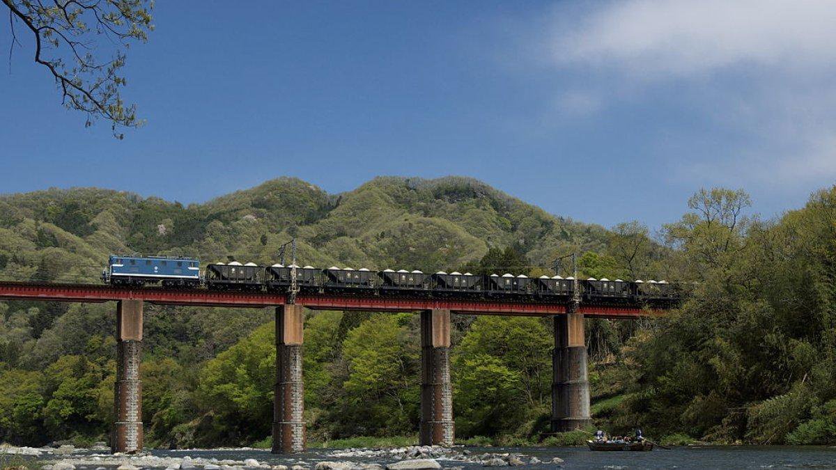 Jembatan Oyahana, satu tempat wisata alam sekitar Tokyo Jepang yang cocok dikunjungi saat musim panas.