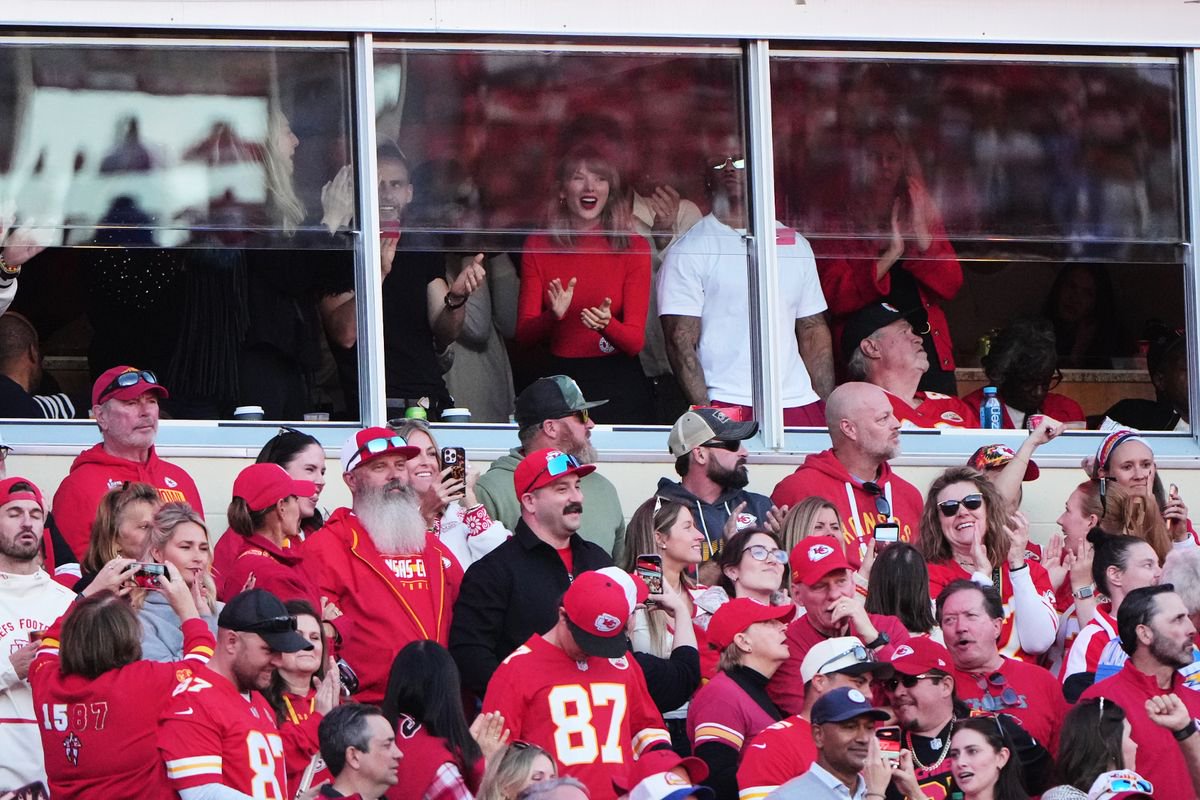 Taylor Swift watches Travis Kelce catch a pass