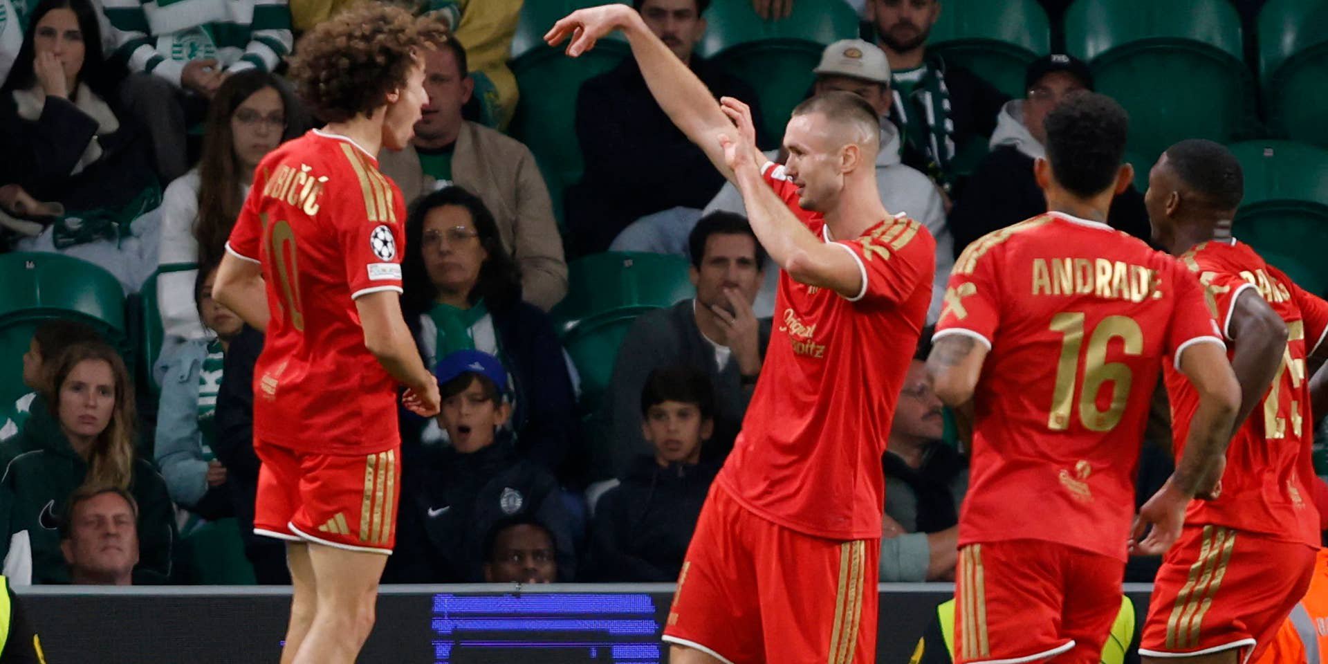 Linzer ASK's Austrian forward #11 Sasa Kalajdzic (2L) celebrates scoring his team's second goal during the UEFA Champions League first round day 3 football match between Sporting CP and Linzer LASK at Jose Alvalade stadium in Lisbon, on October 21, 2026. (Photo by FILIPE AMORIM / AFP)
