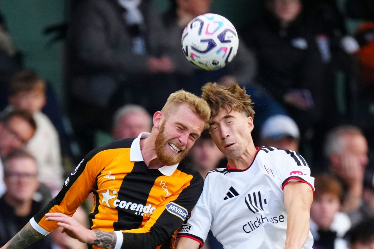 Oliver McBurnie of Hull City battles with David Affengruber of Fulham