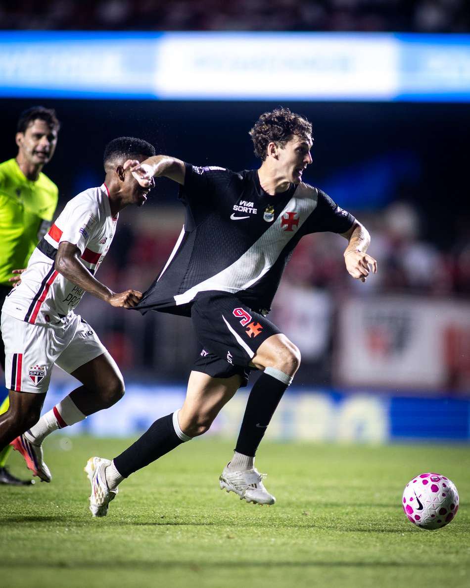 Colidio tem a camisa puxada durante a derrota do Vasco contra o São Paulo no Morumbi.