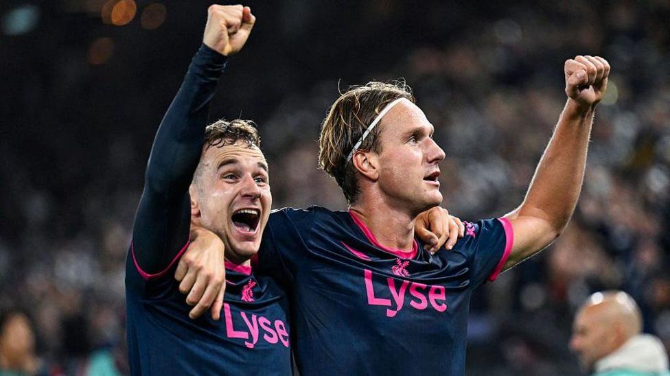 Viking celebrate goal against Bayern Munich