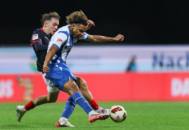 Leon Parduzi (KSV) & Oluwaseun Adewumi (BSC) battle for the ball 