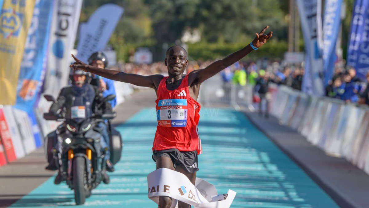 Le Kényan Japhet Kimutai a battu le record de ce nouveau parcours en 58’36"