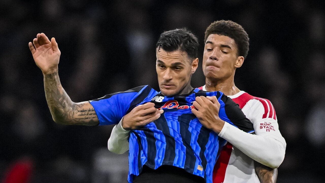 Ajax beats Atalanta 2-0 with late goals in Amsterdam