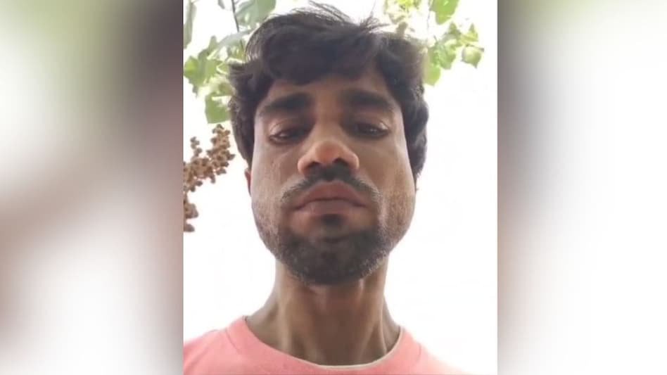 सलमान अपने चार बच्चों के साथ यमुना नदी में कूद गया (Photo: Screengrab)