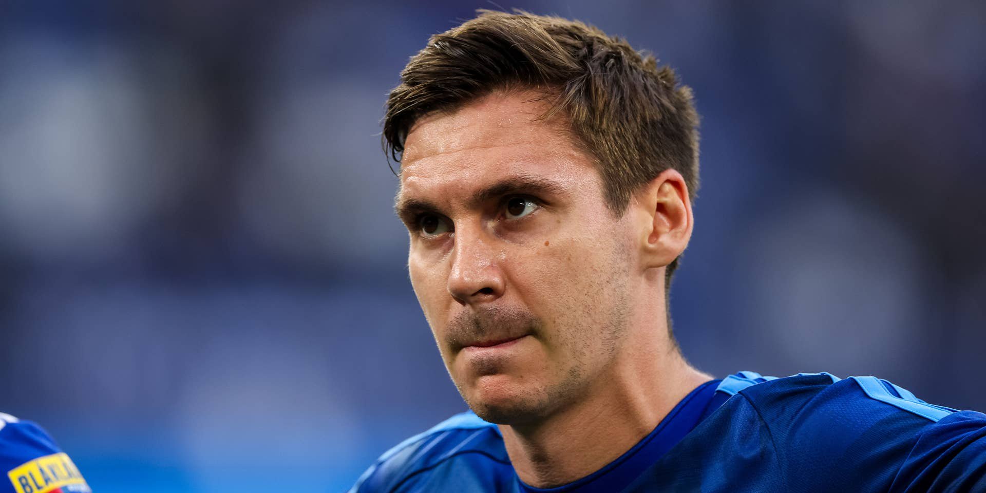 Maximilian Wöber im Schalke-Dress: Nach einem Zweikampf musste der ÖFB-Verteidiger das Training vorzeitig abbrechen und wurde mit einem Golfcart vom Platz gebracht. Wie schwer die Verletzung ist, bleibt vorerst unklar.