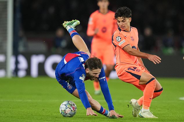 Barcelona's Xavi Espart, right, fights for the ball with PSG's Khvicha Kvaratskhelia during the Champions League opening phase soccer match between Paris Saint-Germain and FC Barcelona in Paris, Tuesday, Oct. 20, 2026. (AP Photo/Thibault Camus)