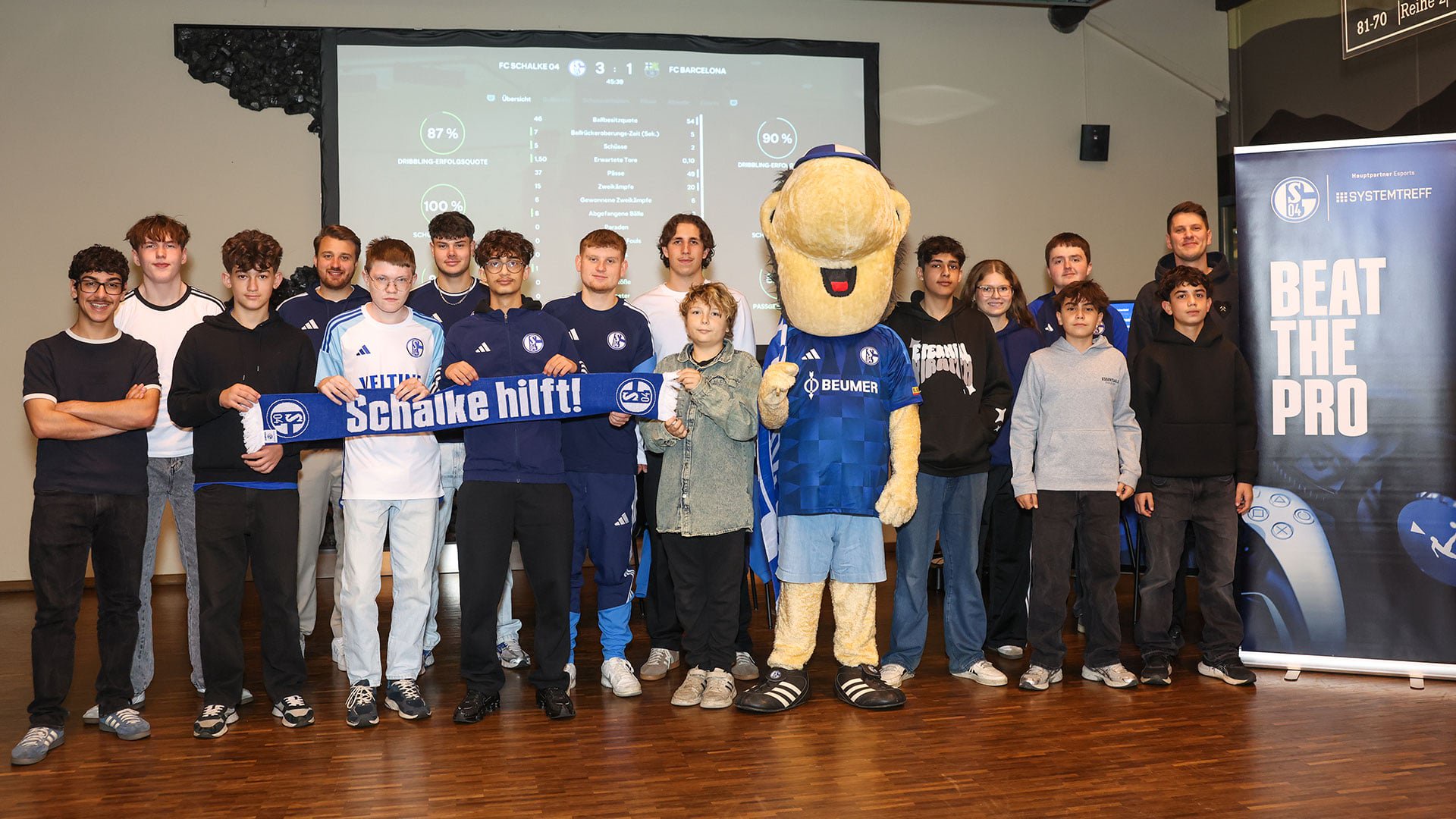 Gruppenbild mit Esportlern und ERWIN: