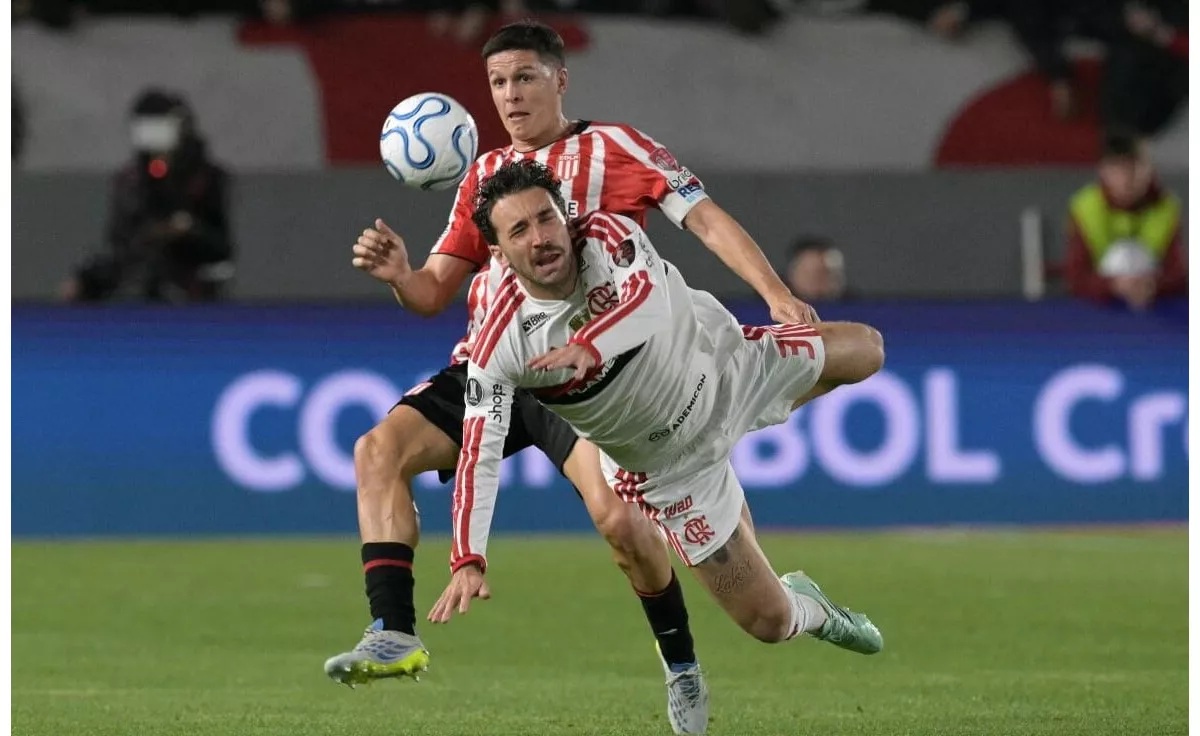 Jogadores do Estudiantes e Flamengo durante confronto (Foto: JUAN MABROMATA / AFP)
